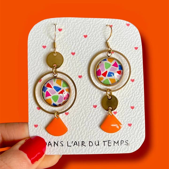 Asymmetrical terrazzo multicolored earrings with gold or silver finish for wholesale by Dans l'Air du Temps Bijoux