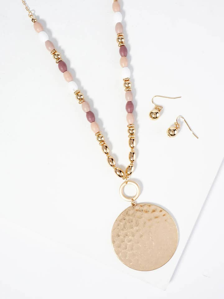 Gehämmerter Kreisanhänger Holzperlenkette Lange Halskette Set mit Ohrringen für den Großhandel von Wild Honey