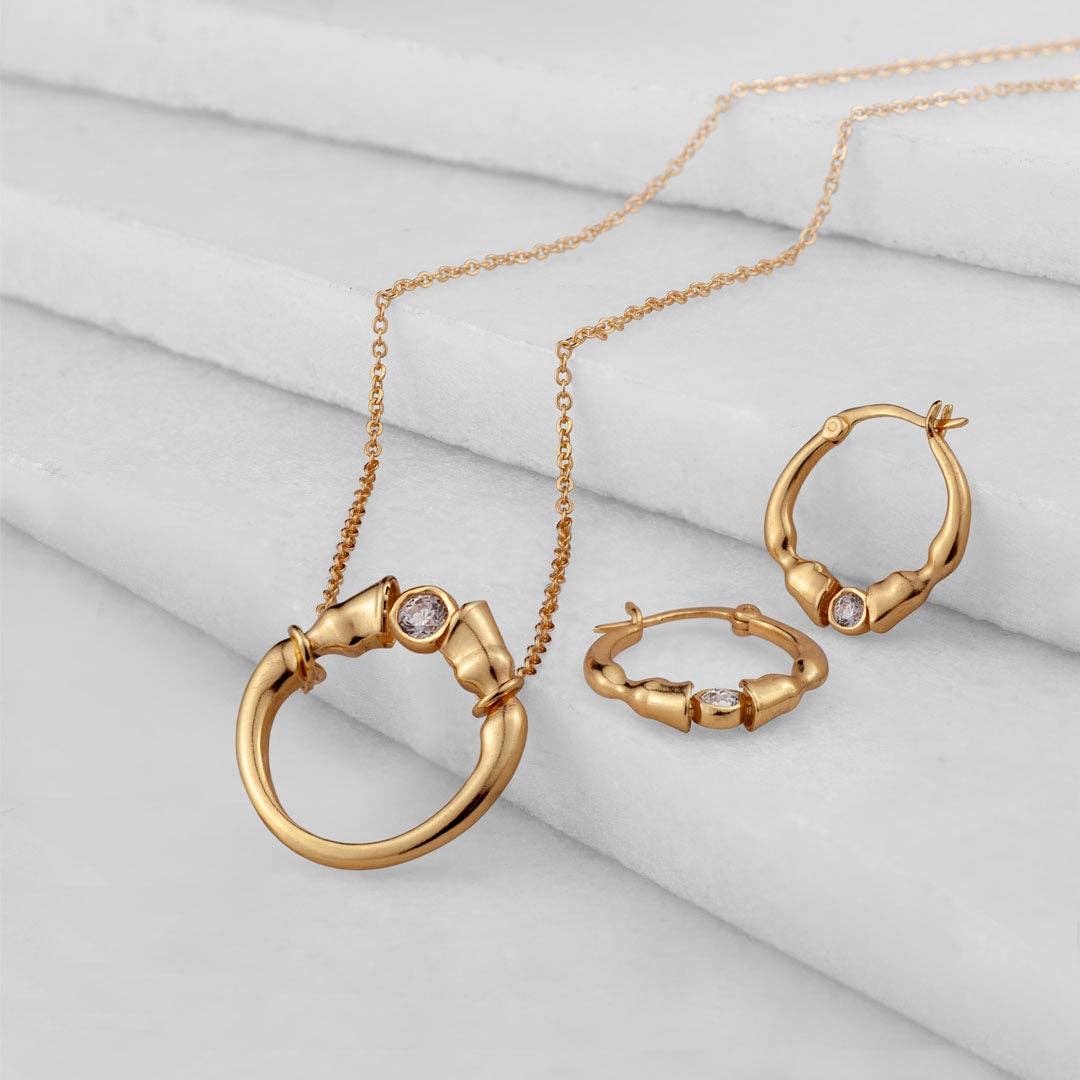 URBAN-EQUESTRIAN - Wholesale Huggie earrings - Cavallo - Moissanite Horseshoe Earring in Gold1