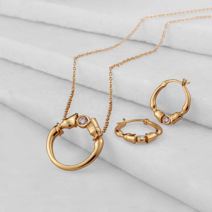 URBAN-EQUESTRIAN - Wholesale Huggie earrings - Cavallo - Moissanite Horseshoe Earring in Gold1