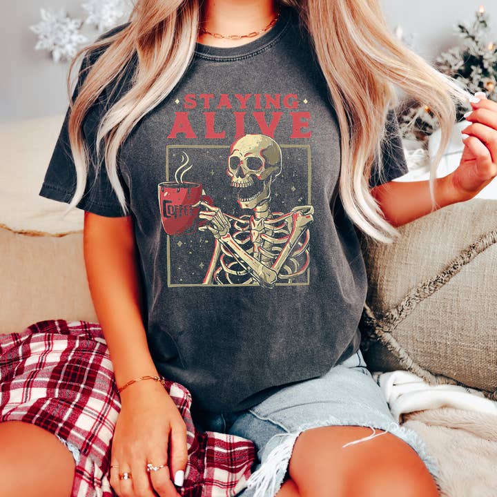 Staying Alive Skeleton T-shirt for engroshandel hos Designs by MJ