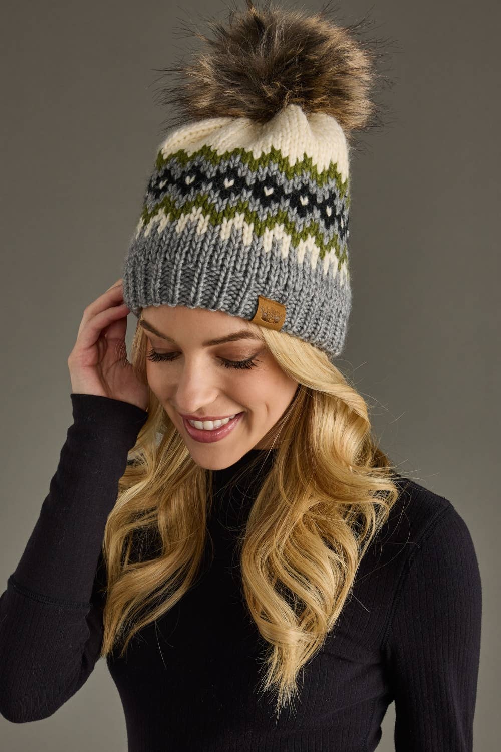 Panache Apparel Co. – Engroshandel Beanie - Dame – Creme, grøn, sort & grå mønstret pom-pom hue5