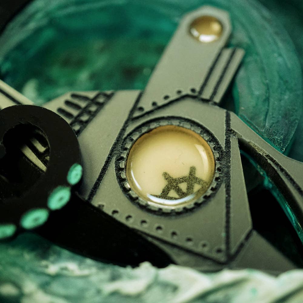 Lost Kiwi Designs – wholesale Brosch – Nautilus Vs. Bläckfisk Brosch2