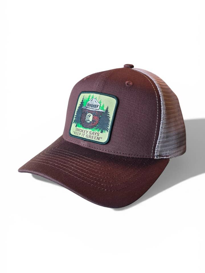 Casquette trucker officielle Smokey Bear | Casquette snapback en mesh pour la vente par Moove Headwear