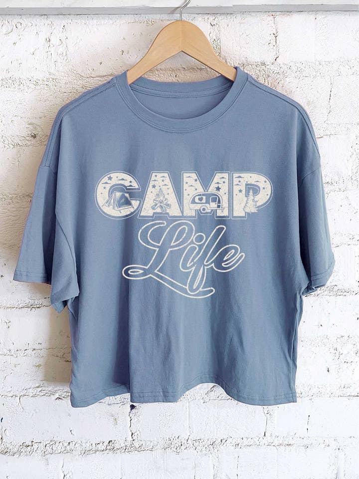 CAMP LIFE GRAFISK LANG CROP TOP for engroshandel hos Rustee Clothing
