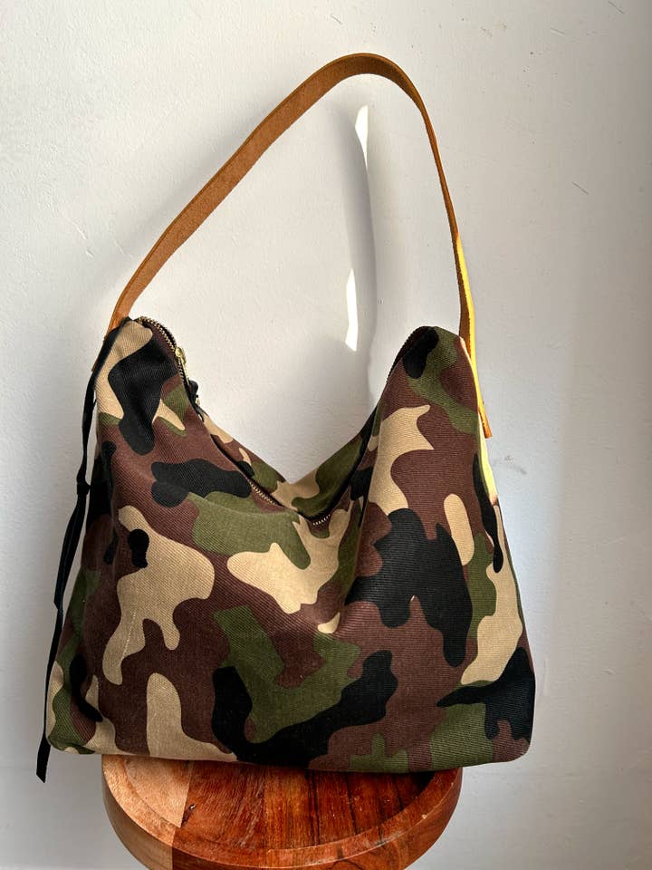 Grand sac à bandoulière camouflage pour la vente par NKHenry