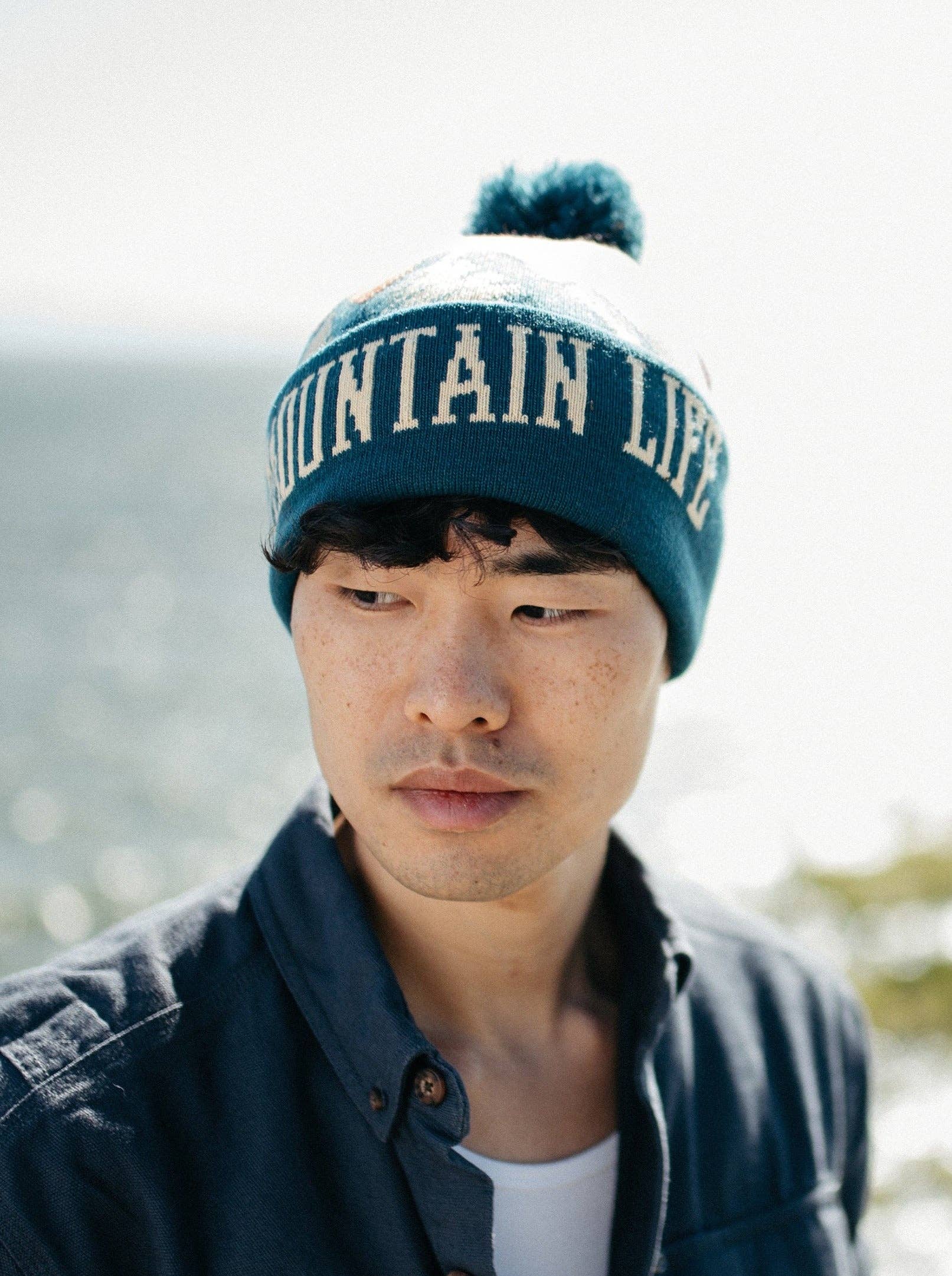 Northern Icons Creations INC - Vente Échantillon pour commerçant – vêtements unisexes - Bonnet en tricot Mountain Life avec pompon, chapeau d'hiver pour la randonnée, le camping et les activités de plein air.5