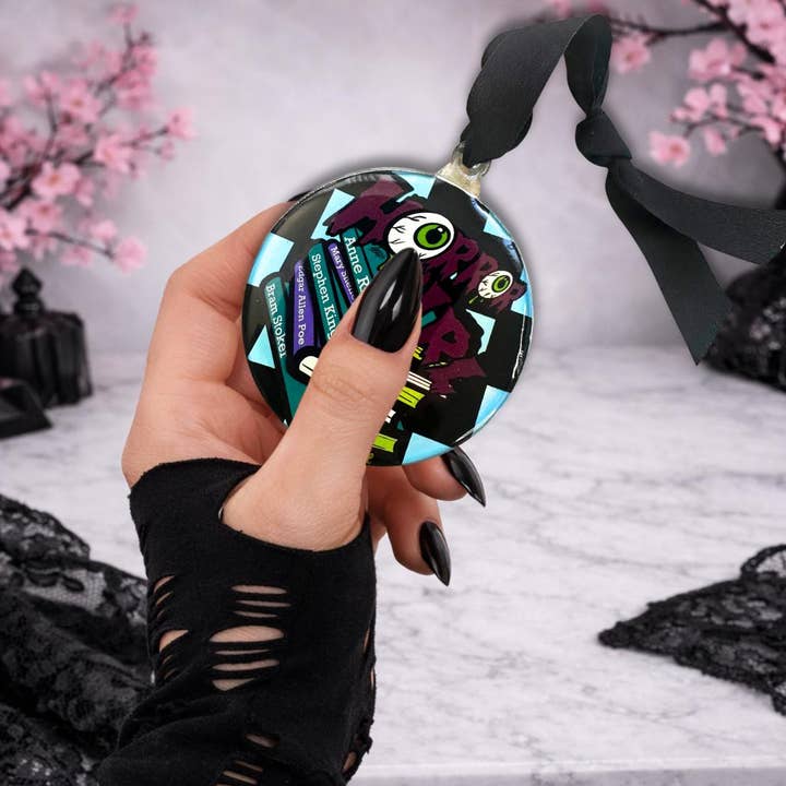 Horror-Mädchen-Bücher-Ornament – Gotische gruselige Dekoration für Horrorfans & alternative Baumgestaltung für den Großhandel von Gothic Garage