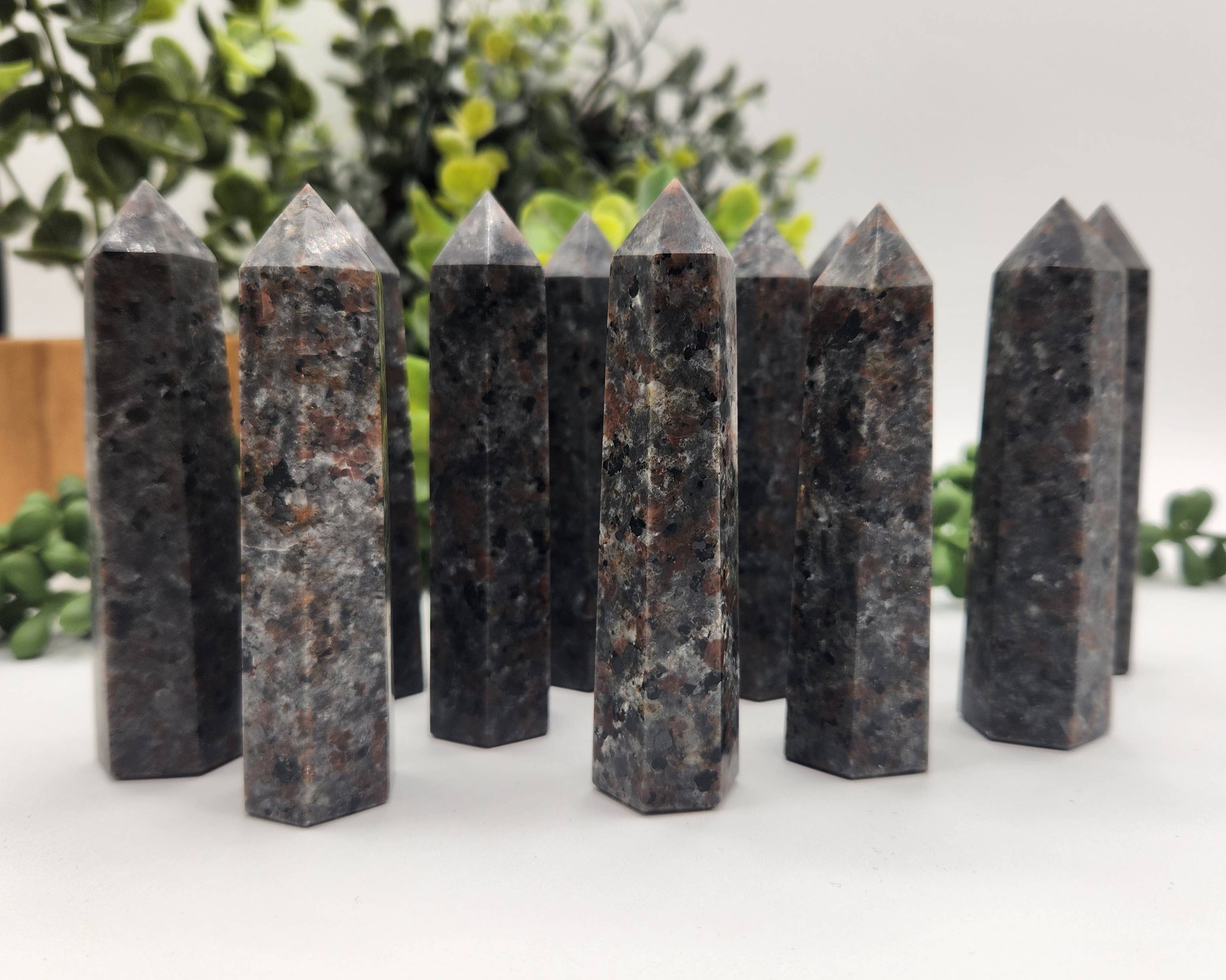 Meraki Gemstones - Vendita all'ingrosso Pietra/cristallo spirituale - Torre Yooperlite reattiva ai raggi UV (circa 8,9-9 cm) qualità AAA3