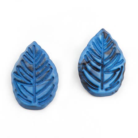 🍃 Carved leaf-shaped earrings 🍃 for wholesale by Miss Minna