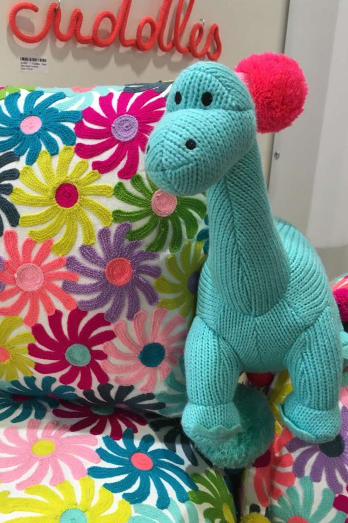 Best Years Ltd – wholesale Fyllda/plyschleksaker - Barn och baby – Stickad Diplodocus Mjukisdinosaurie - Isblå13