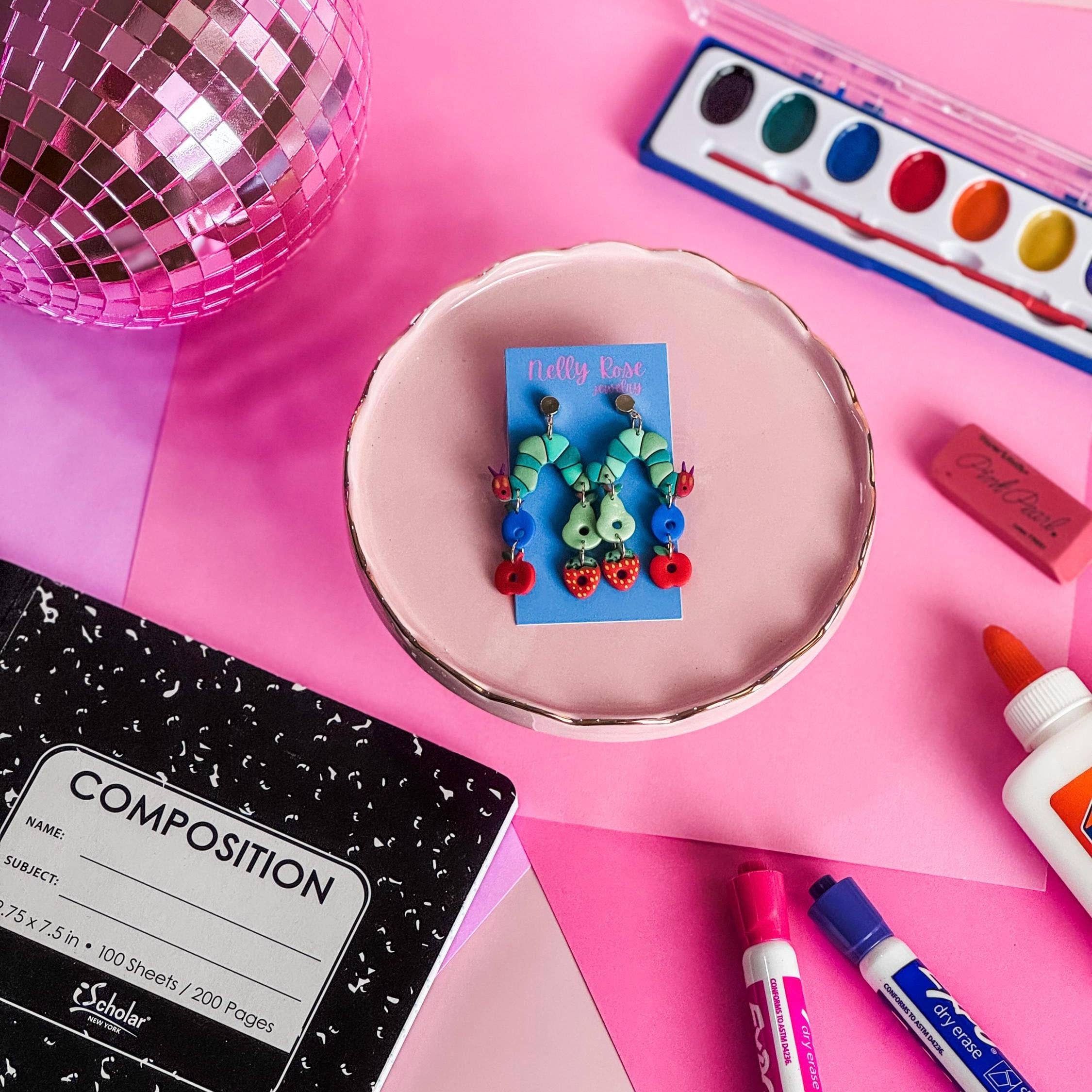 Nelly Rose Jewelry - Venta al por mayor Pendientes colgantes - Pendientes Oruga Hambrienta | Frutas Coloridas0