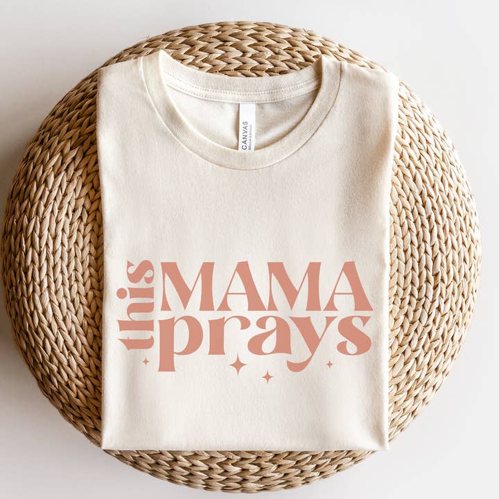 Dit Mama Prays Tee voor wholesale door Woobie Beans Jewelry, Gifts & Apparel