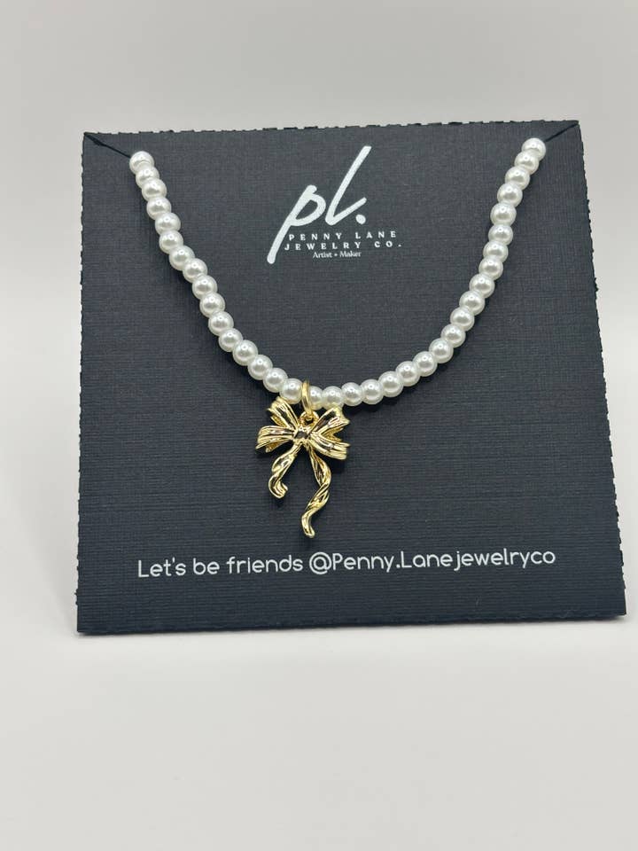Collier délicat Vienna Pearl et ruban pour la vente par Penny Lane Jewelry Co