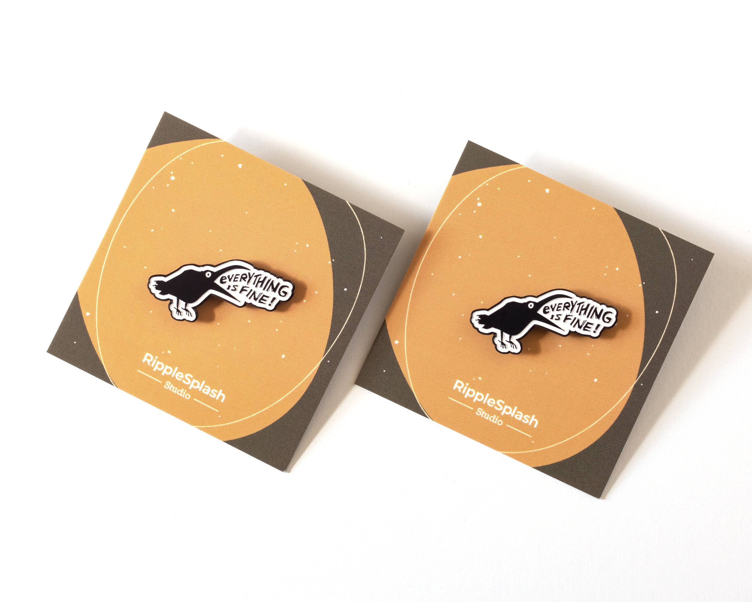 RippleSplash Studio - Vendita all'ingrosso Spilla da bavero - Tutto va bene, spilla smaltata a forma di corvo4