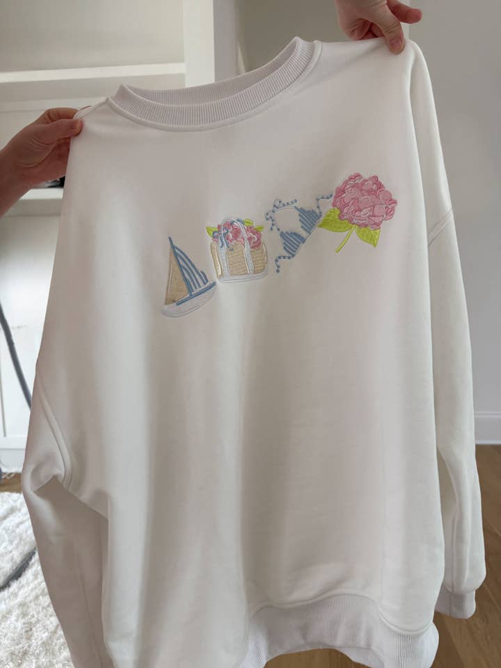 Sweatshirt brodé Jardin Vieux Port Blanc pour la vente par Sunkissed Coconut