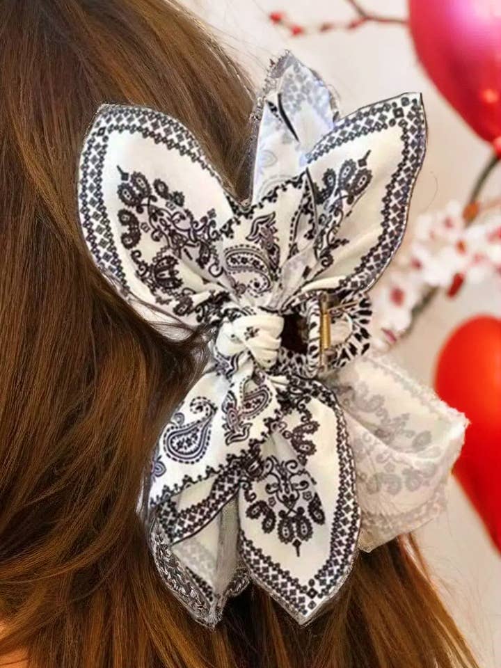 Barrette à nœud papillon imprimé floral cachemire de la Saint-Valentin. pour la vente par fashionworks