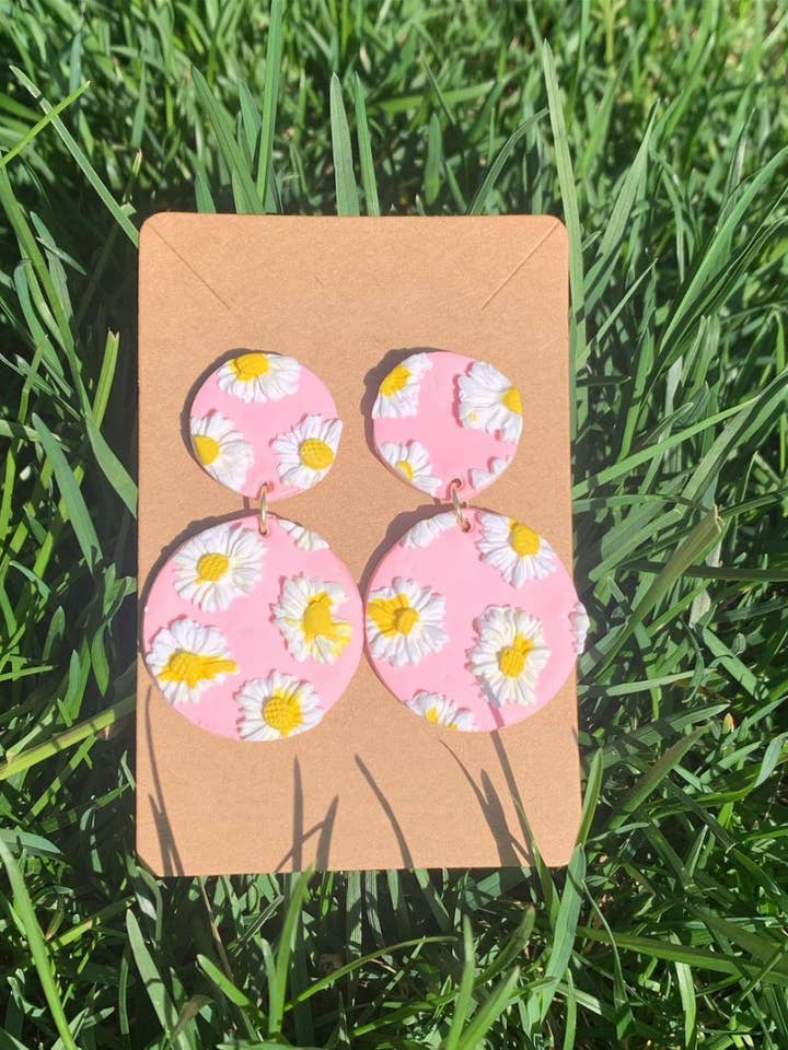 Boucles d'oreilles marguerite rose pour la vente par Polymearrings Jewelry Co.