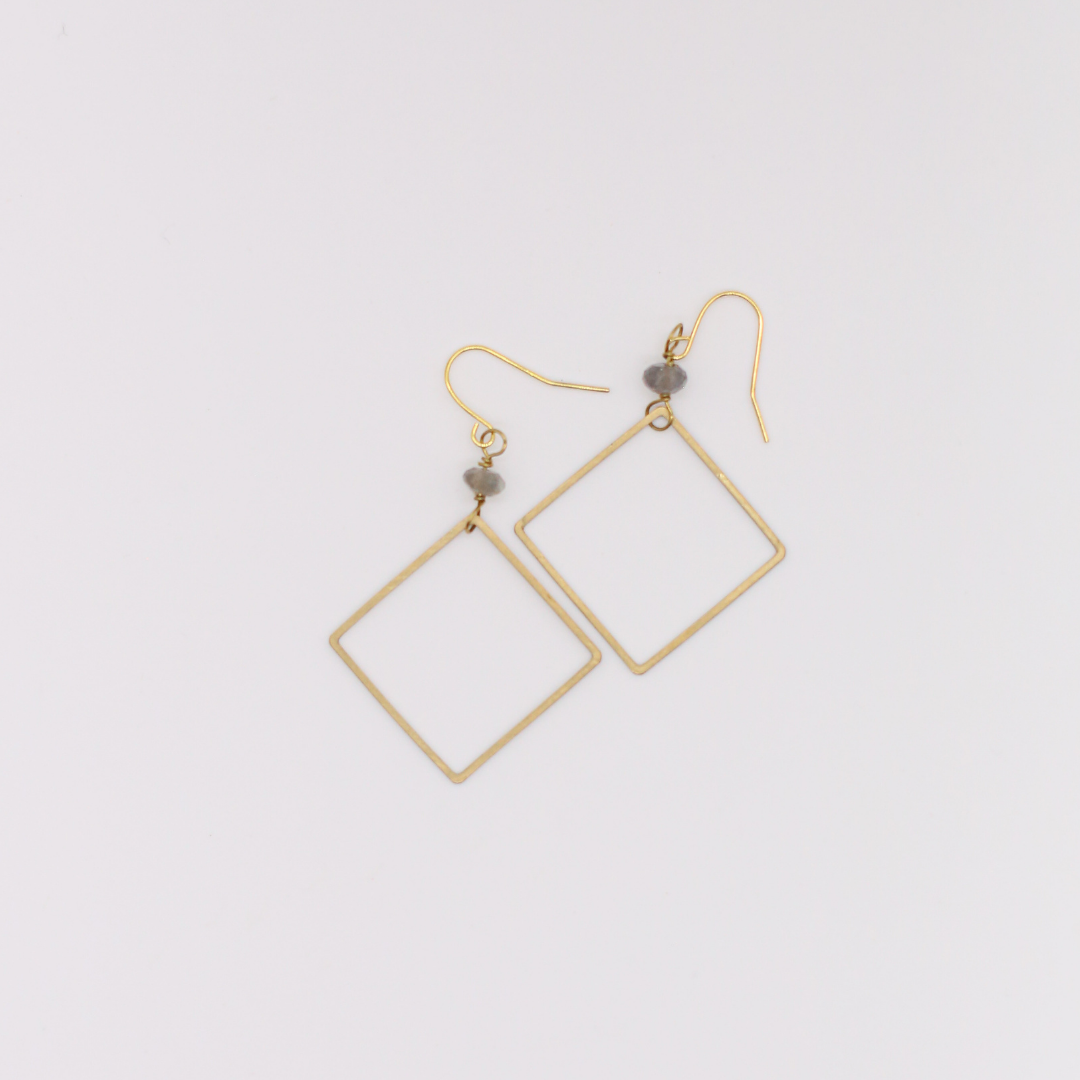 Seeds – Großhandel Ohrhänger – Julia-Ohrringe | Quadratische Anhänger aus Messing, echte Steinperlen10