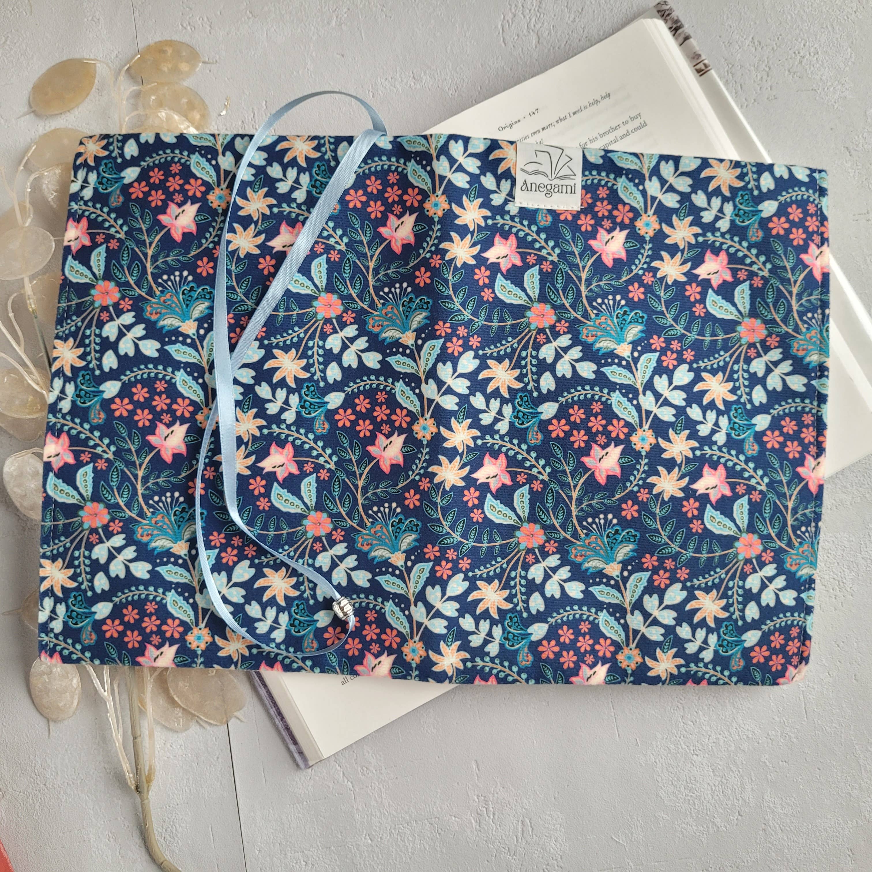 Anegami Bookish Boutique – Großhandel Buchumschlag – Blumenmuster Buchhülle aus Stoff3