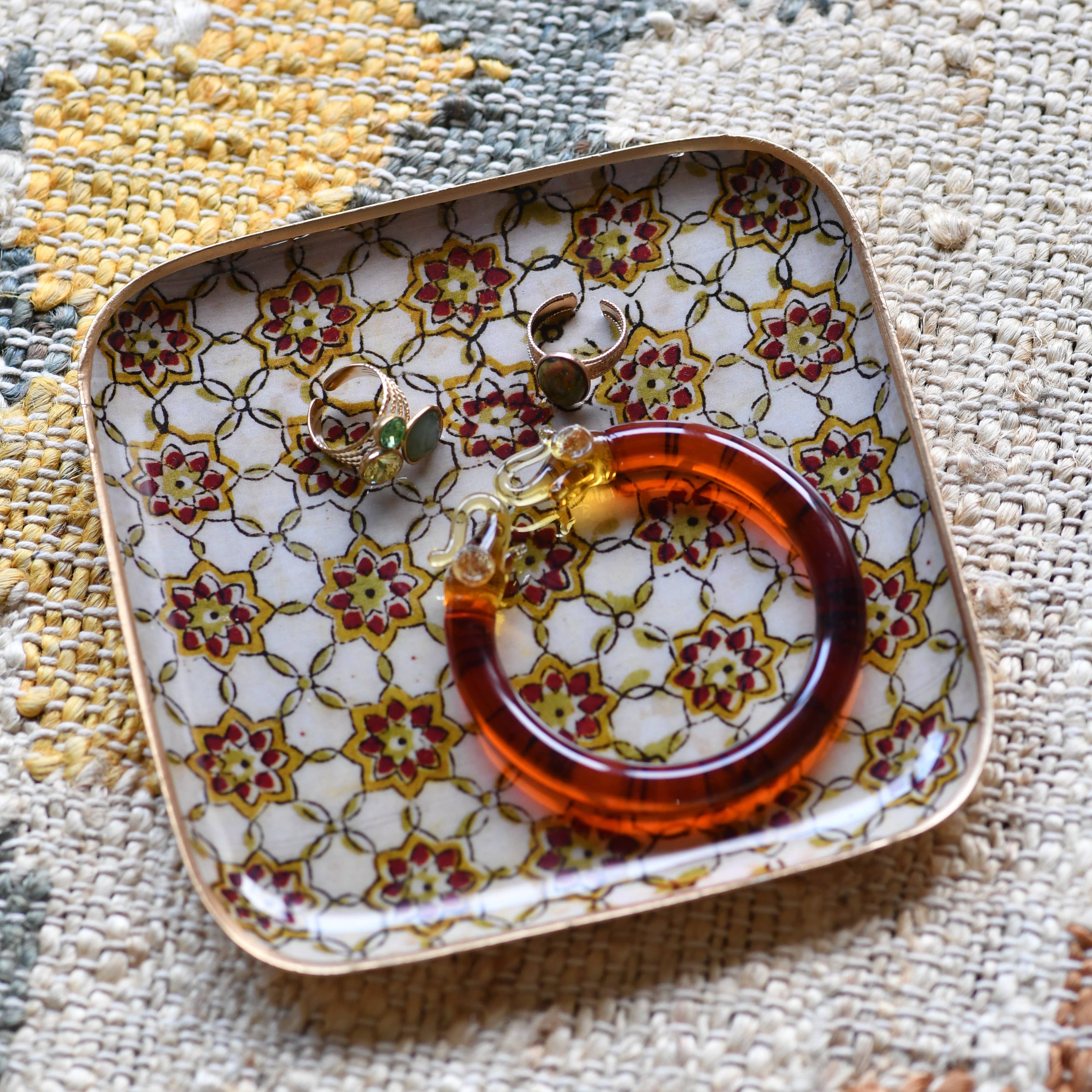 Maison Lilo - Wholesale Decoratief dienblad - Geglazuurd metalen dienblad Zellige brick 16x16, gouden rand1