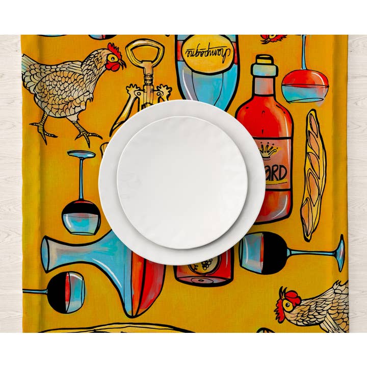 Atelier Vero – Wholesale Art & Gifts: Coastal, Cats, Blooms - Vendita all'ingrosso Runner - Divertente runner da tavola, vino e polli, biancheria da cucina gialla