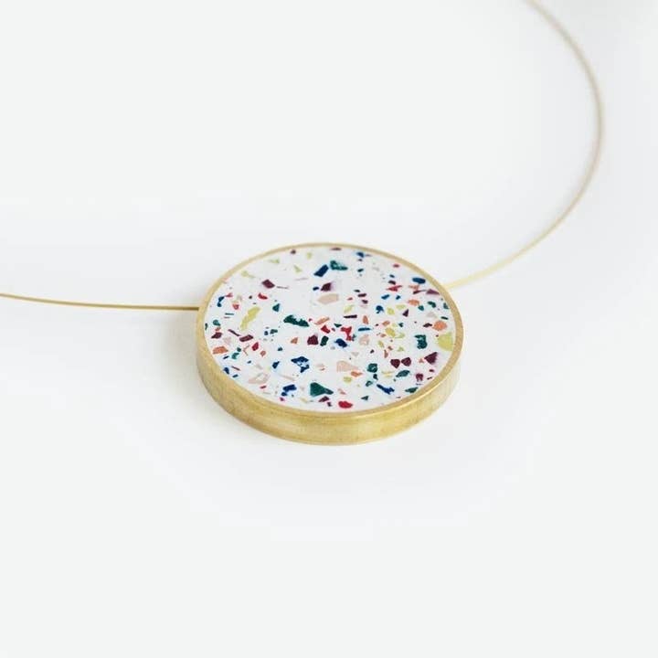 Halskette mit Konkretem Konfetti, gerahmt, großer für den Großhandel von dconstruct