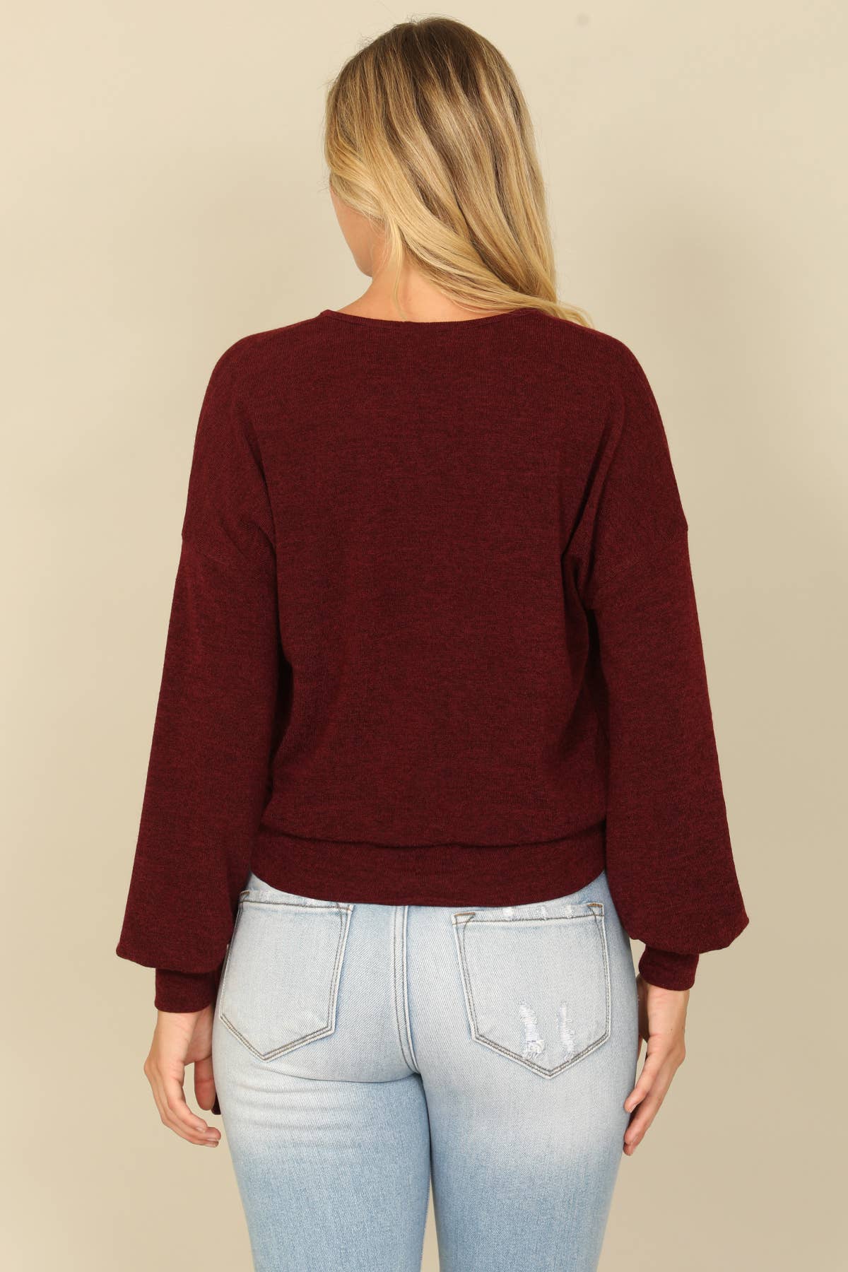 You & Me – Großhandel Bluse – Damen – YMT20079SOLID LANGÄRMELIGES BAUERNBLUSE-WICKELTOP MIT SEITLICHEM BINDEN UND ÜBERSCHNITTENEM AUSSCHNITT16