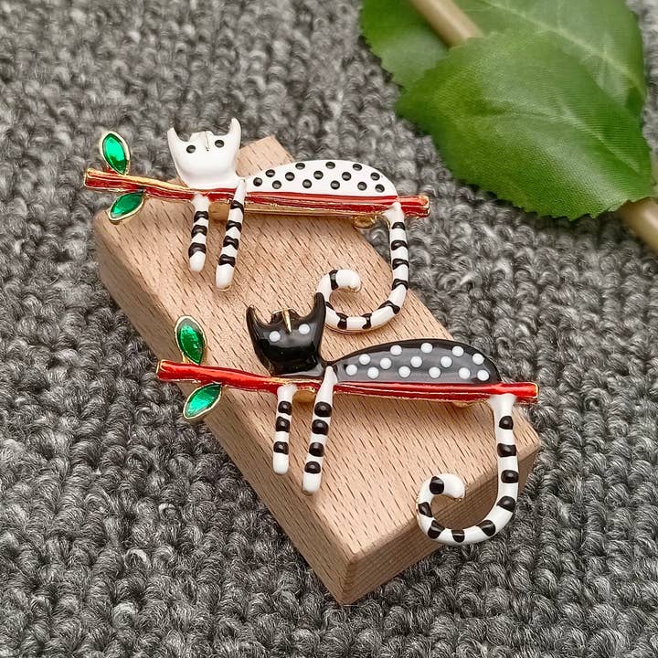 Mio Queena - Wholesale Brooch - Abstract Enamel Spotted Cat Brooch