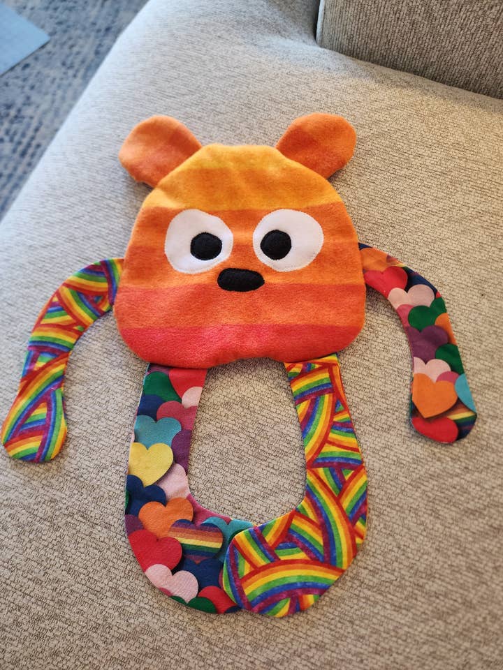 Lovie sensoriel froissé - Son froissé à pois en relief orange à rayures coucher de soleil pour la vente par Peek A Boo Plush