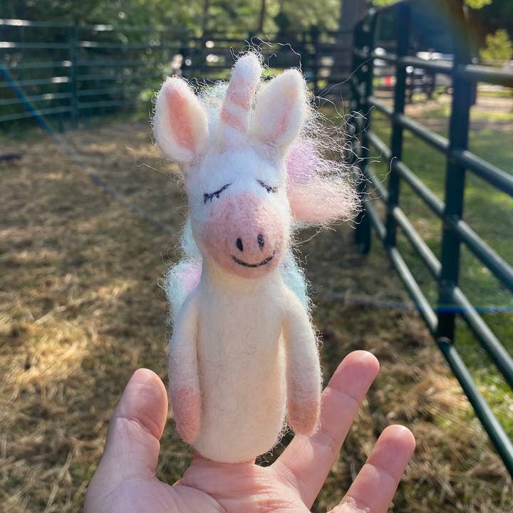 Fingerpuppe aus Filz - Einhorn in Pastellfarben für den Großhandel von Ganapati & Co.