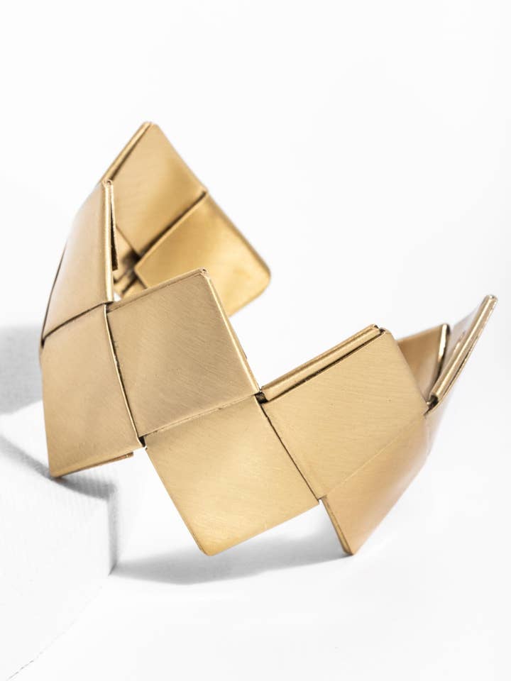 Bracciale rigido geometrico Hera per la vendita all'ingrosso da parte di SAACHI