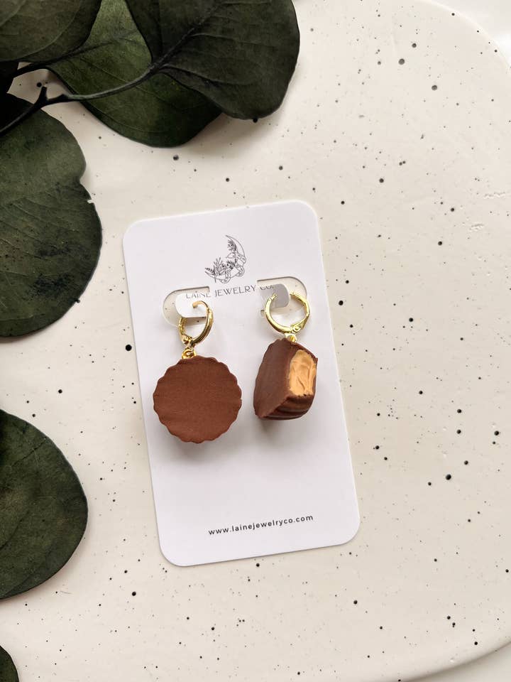 Jordnötssmörkopp Huggies för wholesale av Laine Jewelry Co