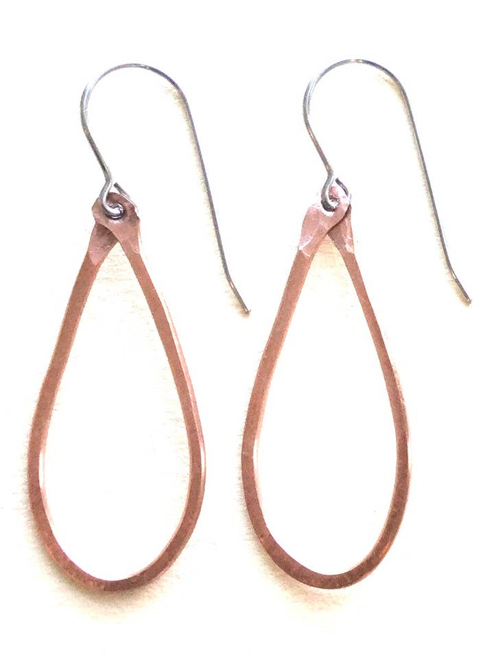 Brincos curtos e finos em lágrima por atacado de Studio451Jewelry