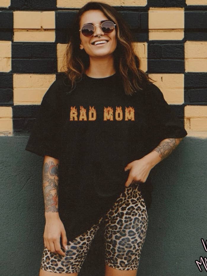 GRAD MOM THRASHER TEE per la vendita all'ingrosso da parte di LOLA MAGNOLIA