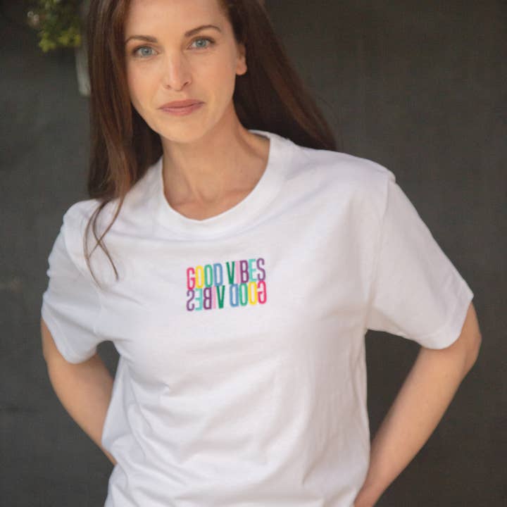 Camiseta bordada Good Vibes por atacado de Percy and Nell Retail Limited