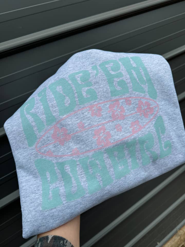 Ride'em Cowgirl rosa surfbräda t-shirt eller sweatshirt för wholesale av Gunpowder and lace wholesale