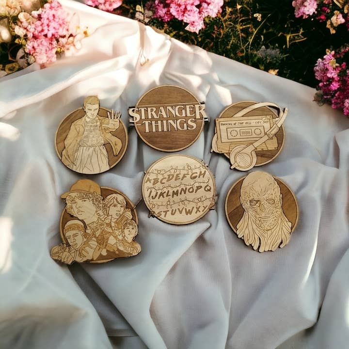 Uppsättning av 6 Stranger Things Wooden Coasters - Netflix Show Gift för wholesale av Studio Rima