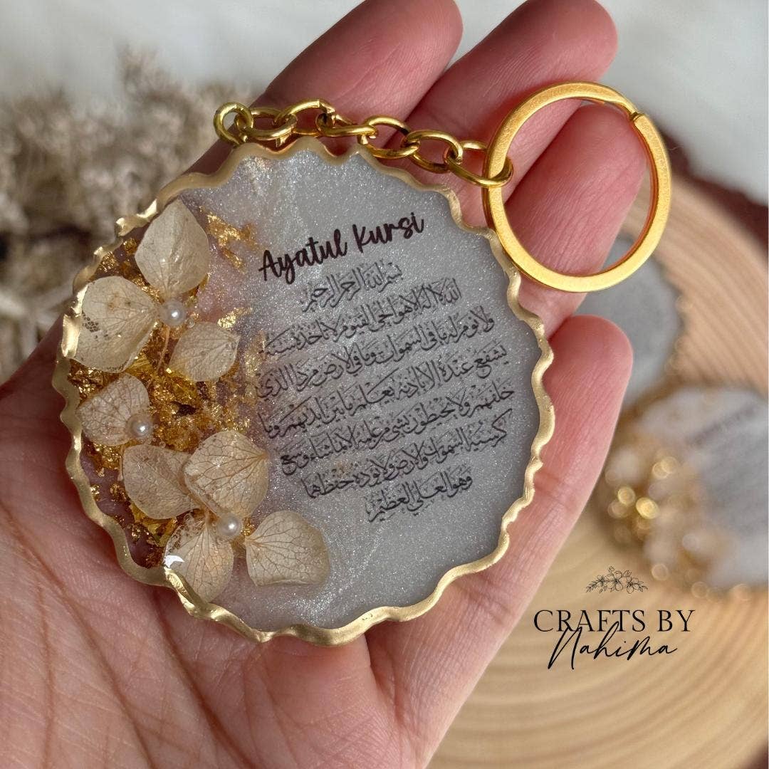 CraftsbyNahima – wholesale Keychain – Women's – Ayatul Kursi Resin Keychain: Dried Hydrangea & Pearl Detail2