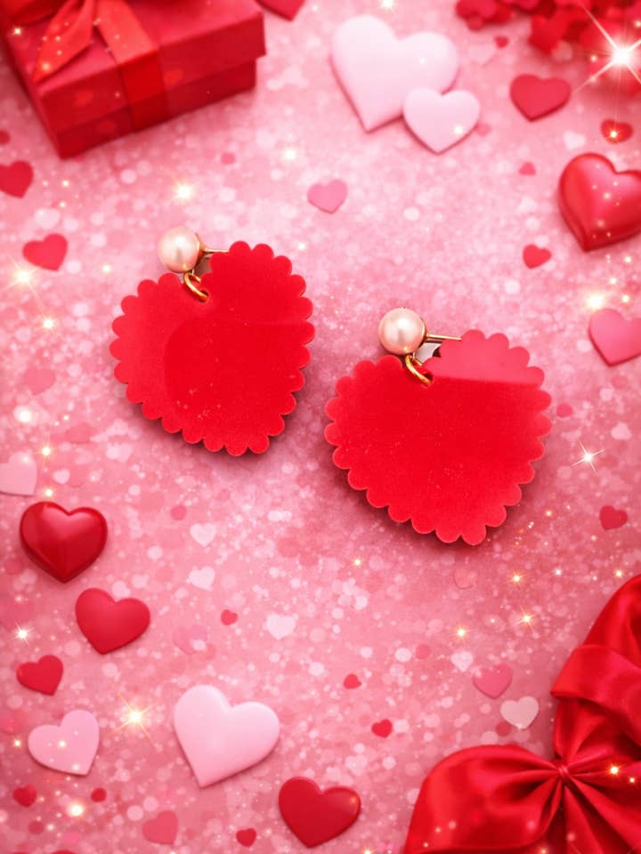 Boucles d'oreilles pendantes cœur de la Saint-Valentin festonné rouge pour la vente par KBR By Donna