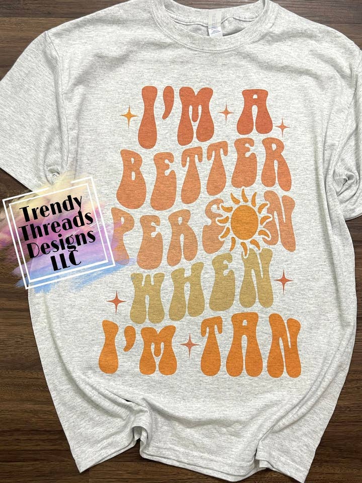 Soy una mejor persona cuando soy camisa bronceada para venta al por mayor de Trendy Threads Designs LLC