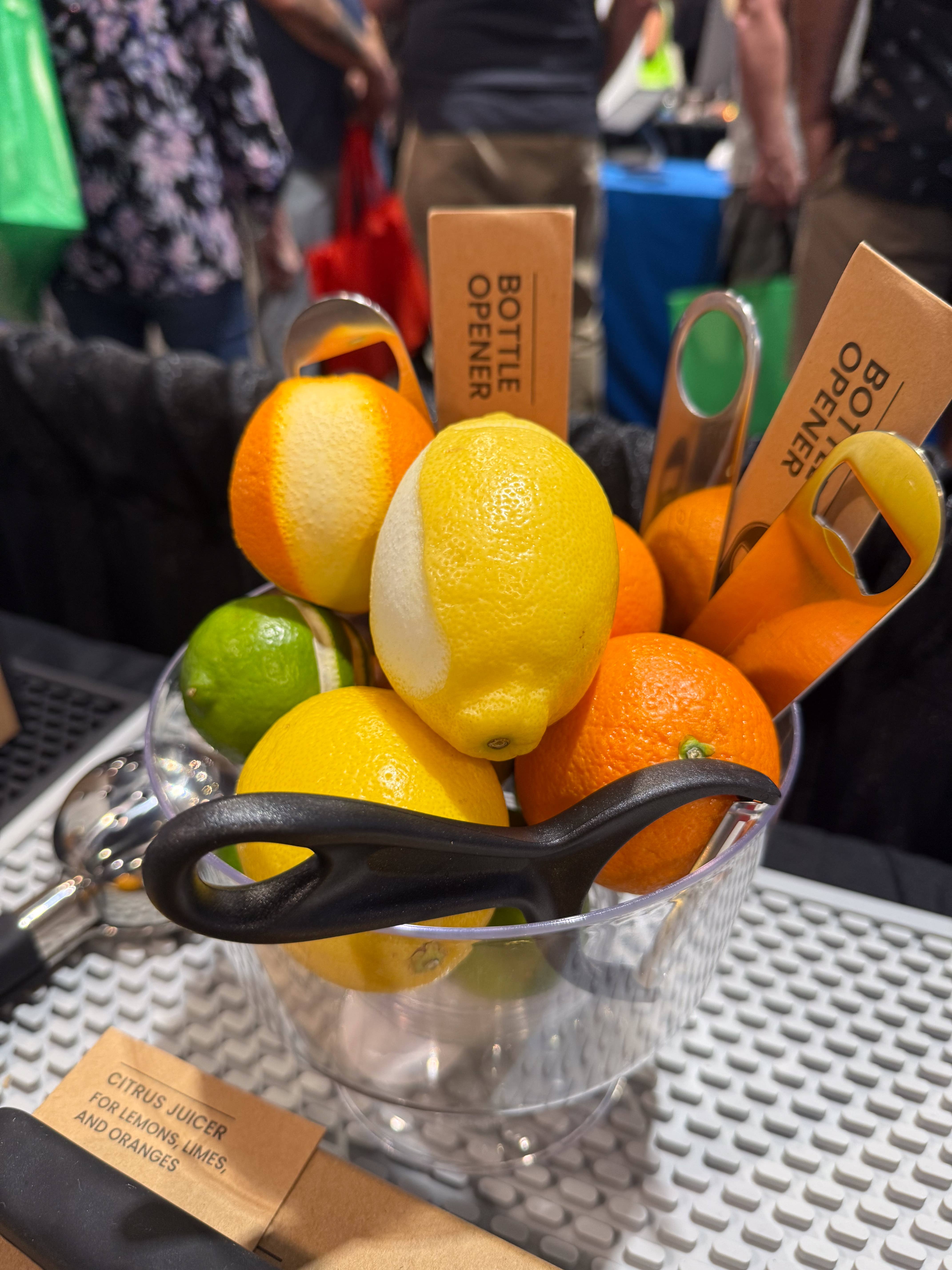 A Bar Above - Vente Économes - Éplucheur à agrumes, doré et noir6