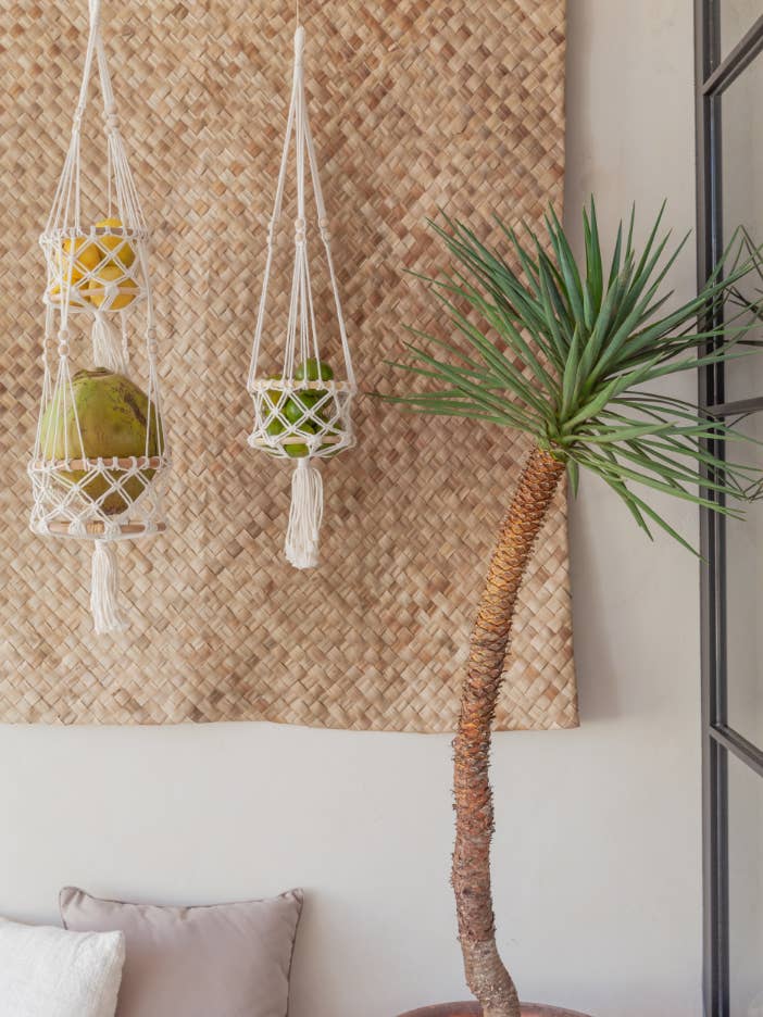 Macrame hangende mand voor wholesale door Village Thrive