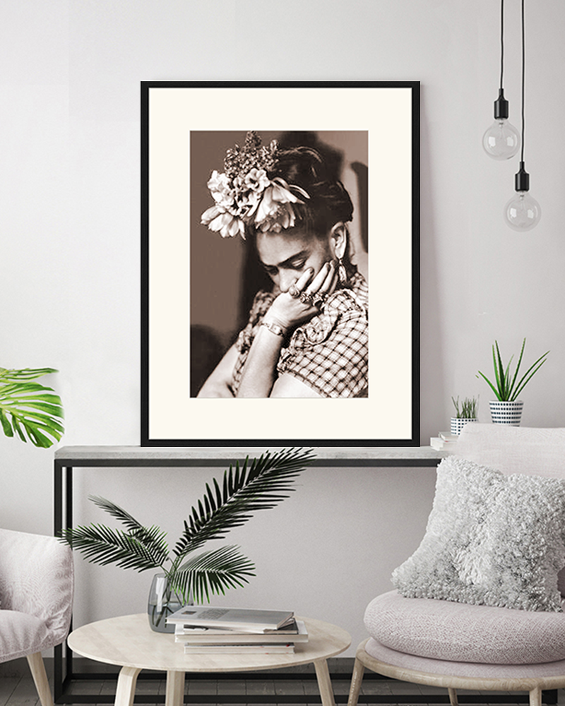 Nero Stampa artistica con immagine di Frida Kahlo con cornice in vendita all'ingrosso su Faire12