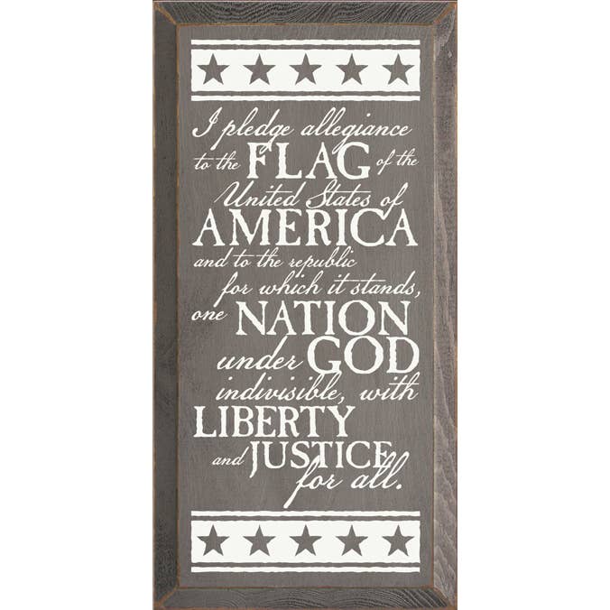 Vertikales Holzschild „I Pledge Allegiance“ (voll) für den Großhandel von SAWDUST CITY