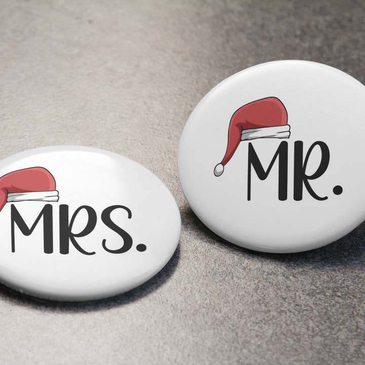 Mr. & Mrs. Christmas Pinback Buttons Set pour la vente par Droo and Aya