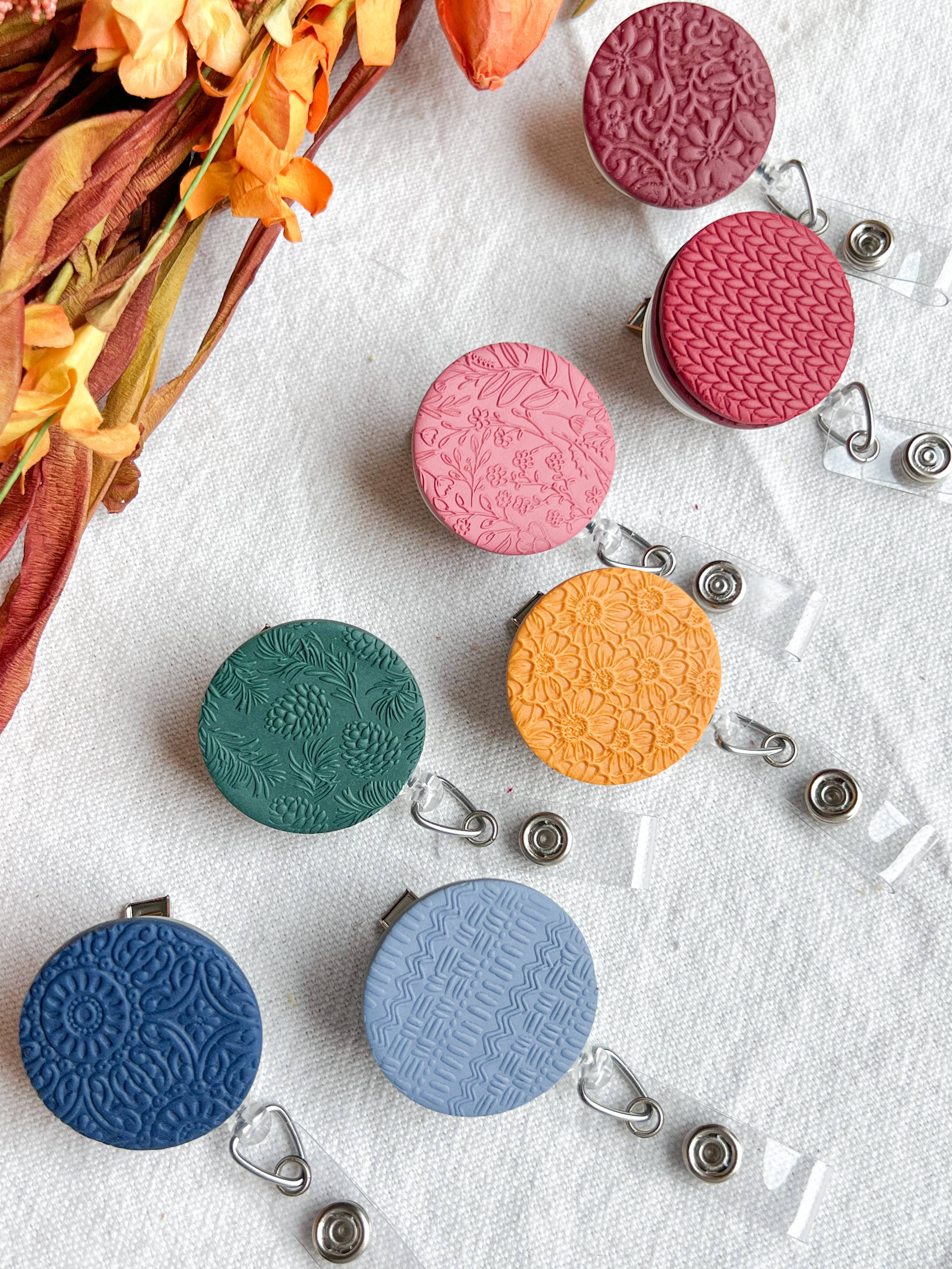 Morning Dew Designs - Vente Accessoire de badge – femme - Badges d'identification pour infirmières/enseignantes en argile polymère texturée et colorée3