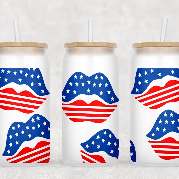 Tasse en verre Kiss These Lips avec paille transparente et couvercle en bambou pour la vente par Smile Graphics and Design