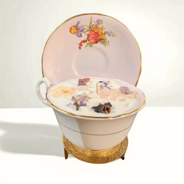 Bougie Tasse à Thé Parfumée à la Violette et à la Citronnelle | Cadeau Vintage, Élégant, Unique pour Elle pour la vente par Nefer Designer Candles & Home Decor