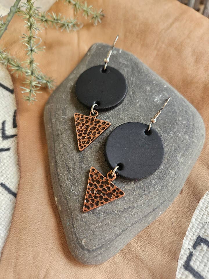 Orecchini a cerchio in pelle Canyon e triangolo martellato per la vendita all'ingrosso da parte di Native Leather Co